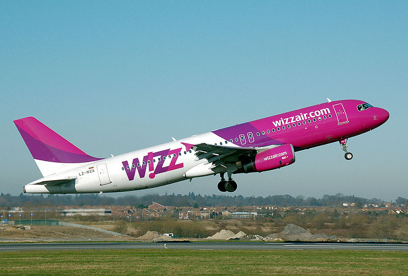 Wizz Air A320 in the old livery